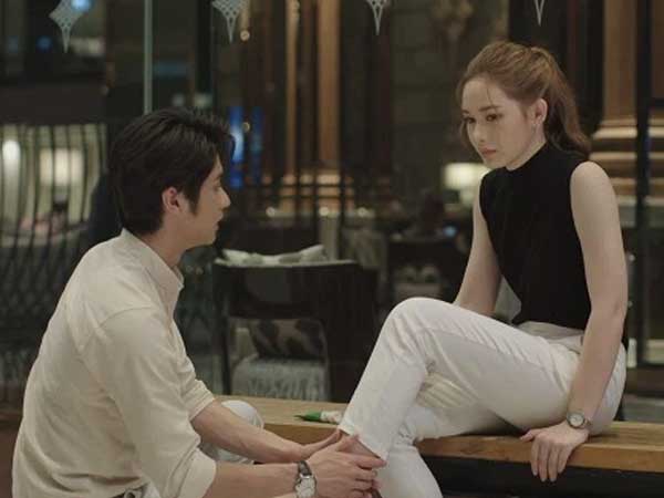 Hai vợ chồng đang gần gũi thì con mèo chạy qua làm vỡ bình hoa, chồng bật dậy vơ vội mảnh vỡ khiến tôi ngớ người
