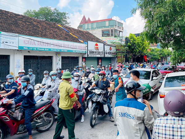 Biển người ùn ứ kéo dài đợi kiểm tra giấy đi đường ở chốt kiểm tra huyện Thanh Trì
