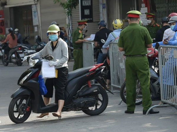 Hà Nội: Nhiều người bị yêu cầu 'quay xe' vì không có lịch trực theo phân công của cơ quan
