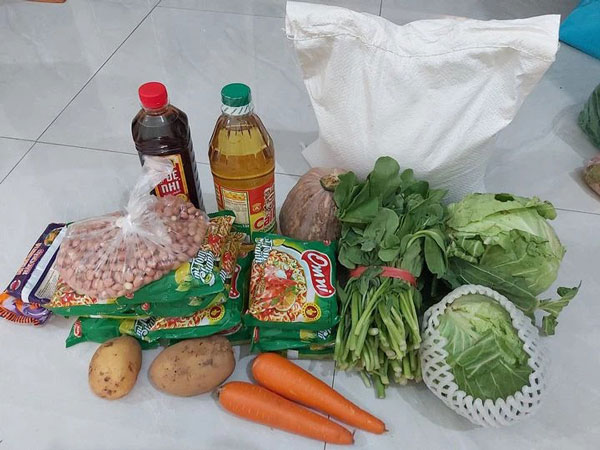Cộng đồng mạng khoe hàng loạt giỏ quà của công ty tặng nhân viên trong những ngày giãn cách 'nhìn mà tức công ty mình quá'