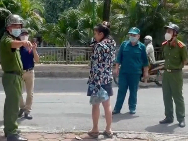 Cô gái cãi nhau ầm ĩ với công an vì ra đường không đeo khẩu trang, dân đưa cho còn ném đi: Em chỉ ra lấy túi cam mà bắt lại