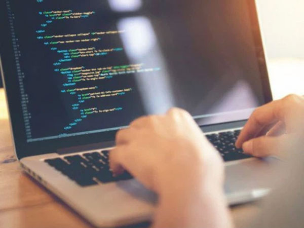 Thất nghiệp vì Covid-19, nữ bồi bàn 'quay xe' học code trong 3 tháng, xin được việc lương gần tỷ đồng/năm
