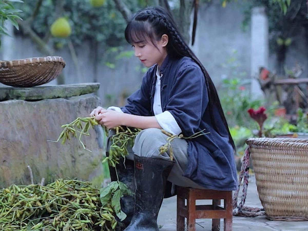 Sự nghiệp lắm thị phi của Lý Tử Thất: Bị 'bóc phốt' sản phẩm bẩn, content gây tranh cãi, thậm chí khán giả nước nhà cũng tẩy chay?