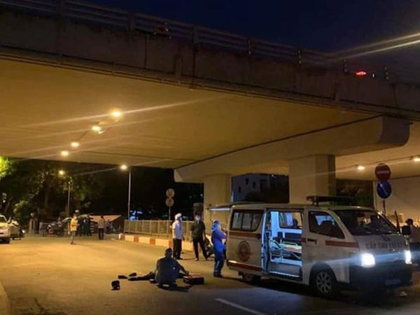 Hà Nội: Đứng trên thành cầu hút thuốc, người đàn ông ngã gãy tay chân