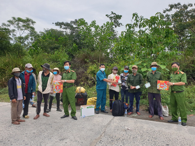 16 người Hrê bị 'bỏ rơi' giữa rừng trong dịch Covid-19 đã được Công an Đà Nẵng đưa về quê