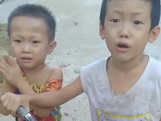2 bé trai đạp xe ra đường chơi mùa dịch, không bị phạt còn được công an xã tới tận nhà tặng quà