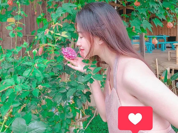 Gái xinh Việt gây sốt netizen quốc tế vì diện váy áo lộ chân ngực ló, còn được ca tụng 'giật spotlight' của hoa