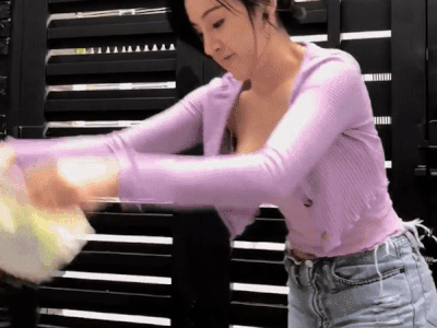 Xem Bà Tưng ăn vận sexy, cười toe toét vẩy rau, netizen chỉ nơm sớp sợ một thứ rớt ra ngoài