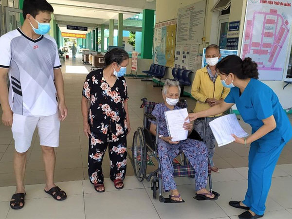 Cụ bà 101 tuổi ở Đà Nẵng chiến thắng COVID-19