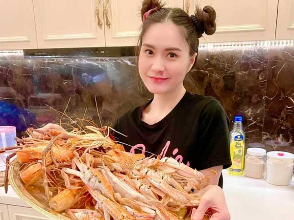 Đăng mâm hải sản to đùng vật vã giữa mùa dịch, đại gia Quận 7 không được antifan để yên: Khoe chi cho người nghèo thèm?