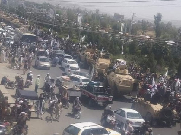 Taliban mang khí tài Mỹ đi diễu hành