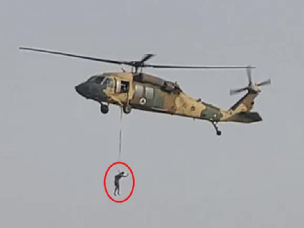 Sự thật đằng sau video Taliban treo cổ người trên máy bay trực thăng do quân đội Mỹ để lại