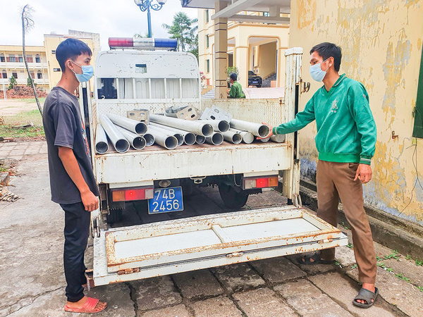 Thiếu tiền tiêu xài, 2 thanh niên tháo lan can hàng loạt cây cầu mang đi bán