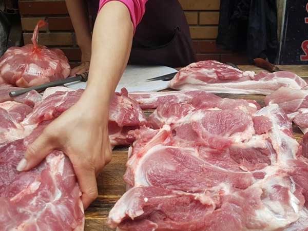 Giá lợn hơi giảm sâu, thịt lợn bán ra chợ vẫn đắt bởi giá thuê xe quá cao