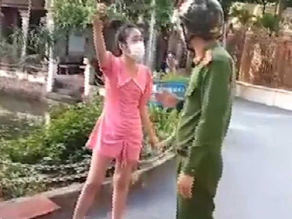 Bị mời lên phường vì ra đường không lý do, cô gái trẻ thản nhiên đáp: 'Em chưa mặc áo ngực, anh cho em về thay'