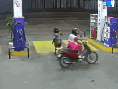 Video: Bò 'điên' rượt đuổi 2 cô gái rồi húc đổ cột bơm xăng