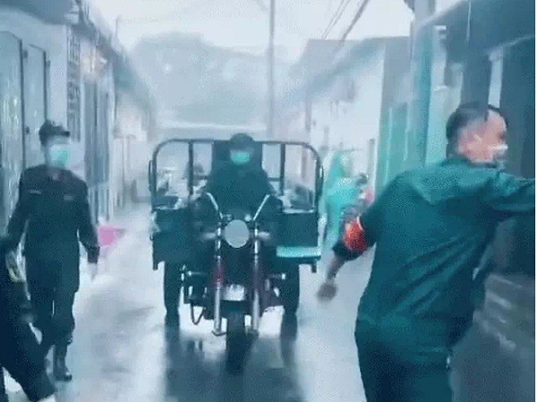 Chỉ 1 câu nói của anh bộ đội mà khiến dân tình nức lòng, càng thương các anh dầm mưa đi phát đồ ăn