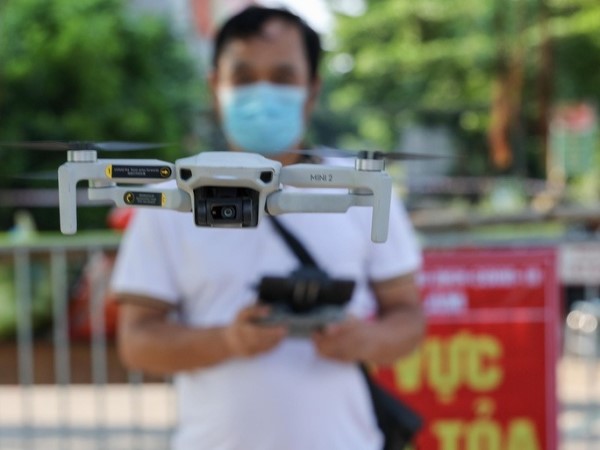Cận cảnh giám sát hàng ngàn dân khu vực phong toả bằng flycam, ai vi phạm bị phạt nguội