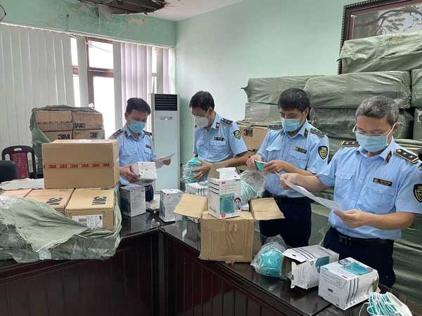 Phát hiện kho hàng khổng lồ hơn 400.000 sản phẩm vật tư y tế nghi làm giả ở Hà Nội