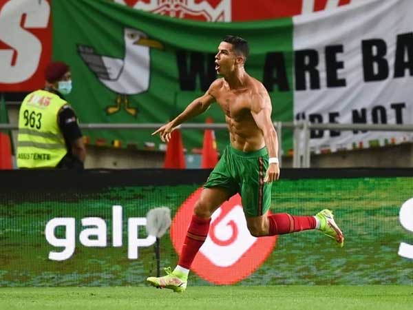 Mừng trở về MU, Ronaldo tạo nên cú twist kinh điển: Đá hỏng phạt đền nhưng kịp 'quay xe' ghi 2 bàn ở những phút cuối giúp Bồ Đào Nha ngược dòng khó tin