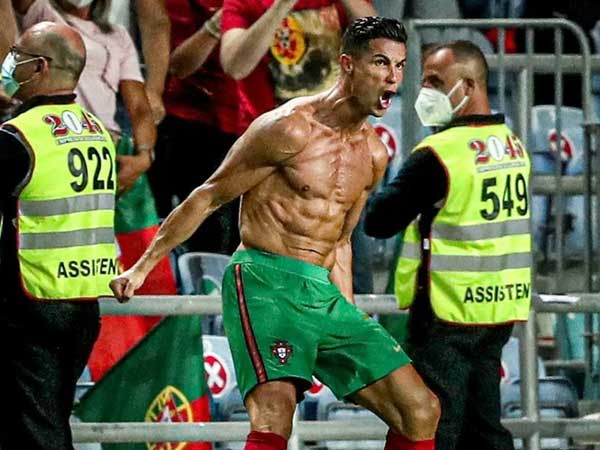 Cận cảnh body 'miễn chê mọi góc' ở tuổi 36 của Ronaldo trong ngày tạo ra kỷ lục khiến tất cả phải ngước nhìn