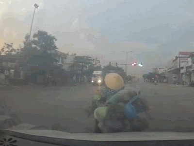 Video: Sang đường không quan sát, người phụ nữ gây họa cho 2 ô tô