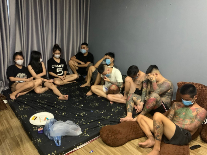 Đột kích tiệm nail, bắt 3 cô gái cùng 6 thanh niên xăm trổ trong "đại tiệc bay lắc"