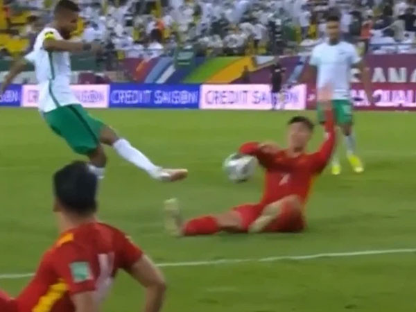 Trọng tài đã quá nặng tay khi thổi phạt penalty ĐTQG Việt Nam và truất quyền thi đấu Duy Mạnh?