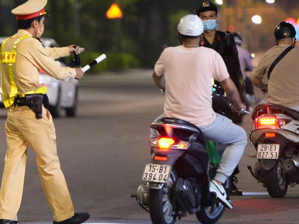 Ảnh: Quay đầu xe, giấu ma tuý vào lọ mĩ phẩm vẫn không qua mắt được cảnh sát 141 trong đêm Quốc Khánh 2/9