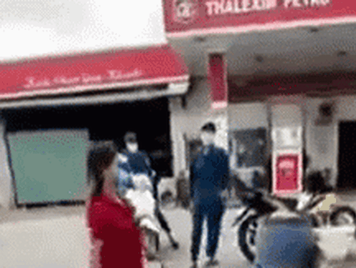 Gần chục cán bộ truy đuổi người phụ nữ dương tính với SARS-coV-2 định 'tẩu thoát' khỏi điểm xét nghiệm