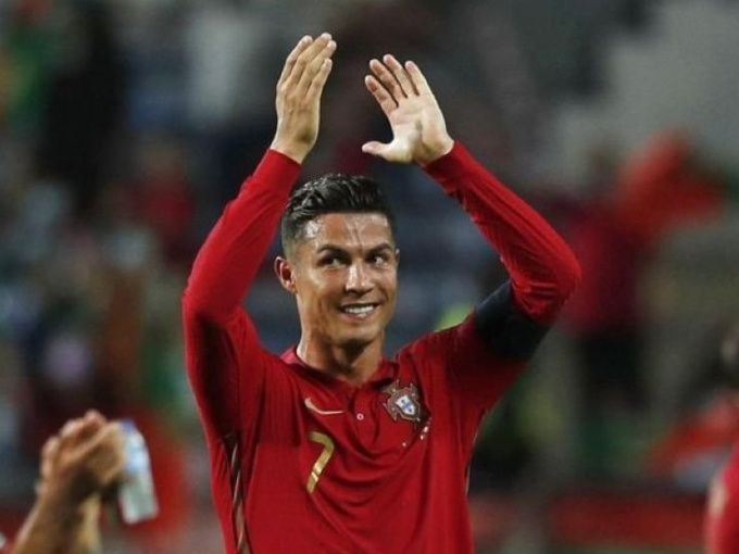 Giá vé trận MU gặp Newcastle United tăng chóng mặt vì Ronaldo