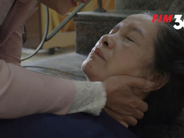 Mặt nạ hạnh phúc: Nghe bà Trang (NSƯT Chiều Xuân) tiết lộ ông Huấn (NSND Trung Anh) là bố đẻ của Hà Vy, mẹ chồng đột quỵ rồi mất