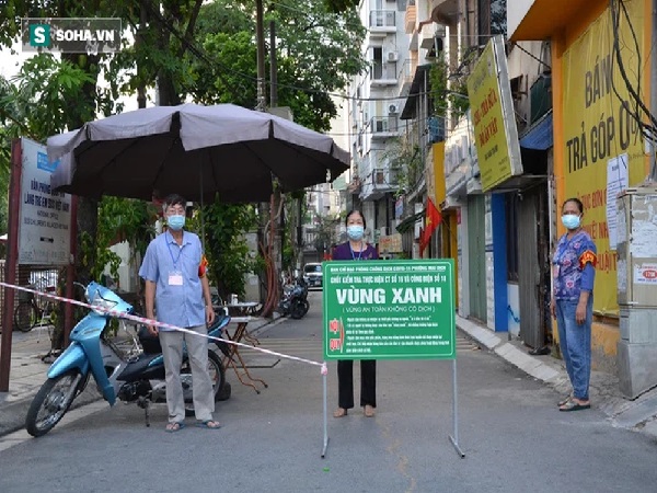 Ảnh: Đội tình nguyện các bác U70 gác chốt bảo vệ 'vùng xanh' ở Hà Nội