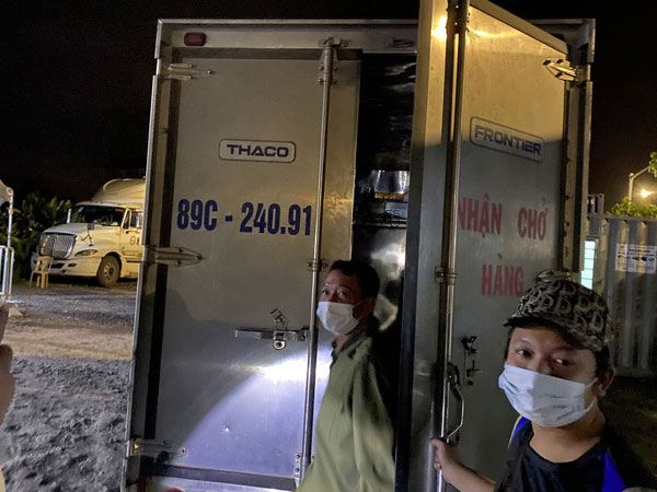 Giấu bố đẻ vào thùng phuy trên xe tải để qua chốt Covid-19