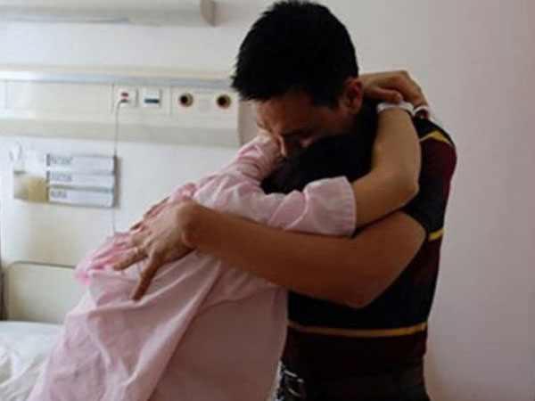 Vợ đòi ly hôn ngay khi vừa sinh con, chồng than vãn ai ngờ bị 'ném đá' tới tấp