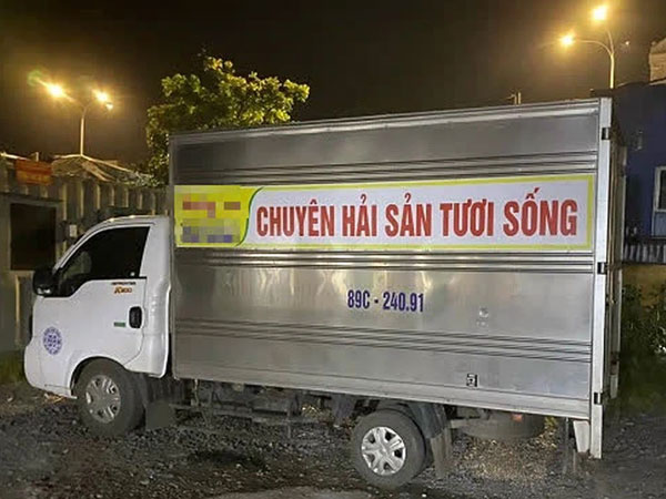Lật tẩy 'bí mật' bên trong thùng phi chiếc xe tải  chở hải sản tươi sống qua chốt kiểm dịch Covid-19