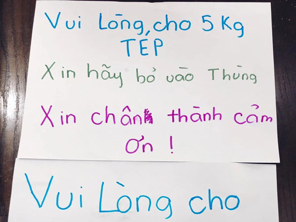Viết giấy 'xin 5 ký tép' treo trước cửa, dân mạng cứ tưởng tham lam, hiểu nguồn cơn rồi lại cười ngặt nghẽo