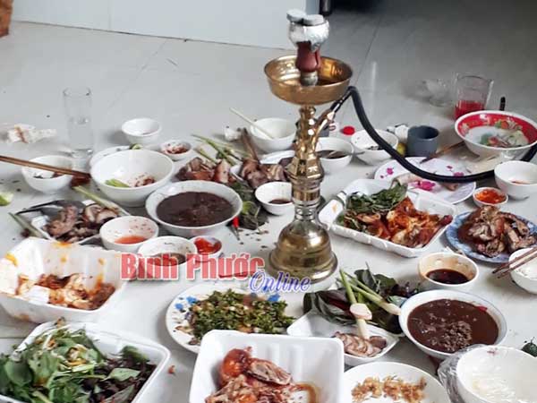 Bắt quả tang 8 nam nữ ăn nhậu khi đang giãn cách, trên mâm có bộ đồ hút shisha: Phạt 120 triệu đồng