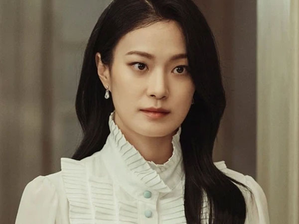 Bạn gái phát hiện tôi vẫn nói chuyện với người yêu cũ, cô ấy không ghen mà còn làm một việc khiến tôi sợ xanh mắt