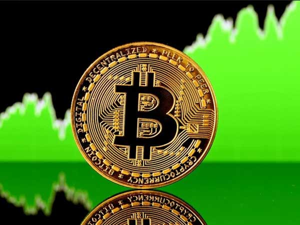 Bitcoin bất ngờ tăng mạnh, vượt đỉnh 50.000 USD