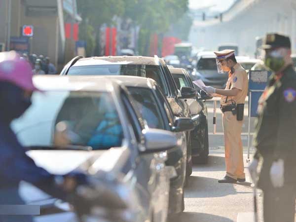 Ảnh: Ngày đầu kích hoạt 39 chốt trực tại Hà Nội, bắt đầu kiểm soát người ra đường theo vùng