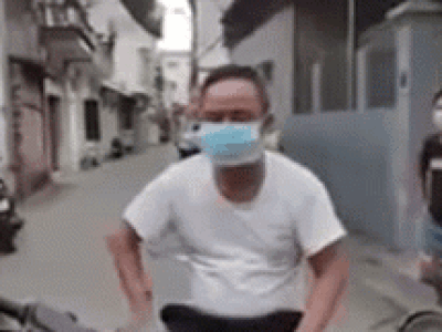 Công an tự tay đeo khẩu trang cho người đàn ông định 'thông chốt', chưa đầy 1 phút sau vội lao vào trấn áp
