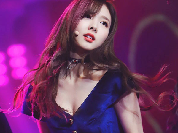 Nayeon (Twice) hóa ra sở hữu vòng 1 'khủng' ra trò, lên đồ lấp ló tí teo cũng khiến netizen choáng váng