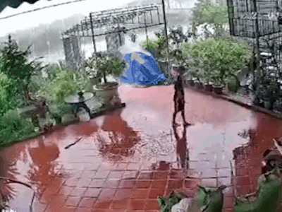 Video: Đứng giữa trời mưa, nam thanh niên suýt bị sét đánh trúng người