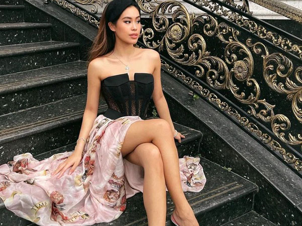 'Đệ nhất con nhà giàu' Tiên Nguyễn lại lên đồ chặt chém, ngồi nhẹ trên 'cầu thang triệu đô' vẫn sang chảnh không ai bằng