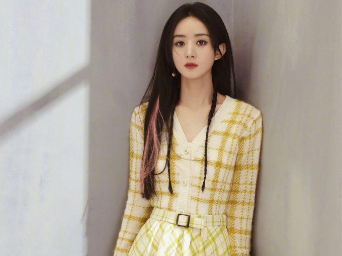 Triệu Lệ Dĩnh lại 'biến hàng hiệu thành hàng chợ', đụng cây Dior với Suzy mà thần thái chênh lệch ngỡ ngàng
