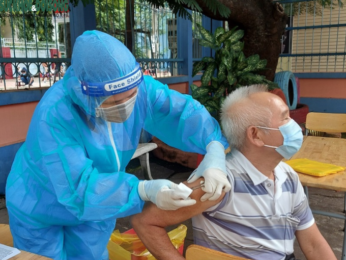 Trước 15-9, Hà Nội, TP HCM và 3 tỉnh khác phải hoàn thành tiêm mũi 1 vắc-xin Covid-19