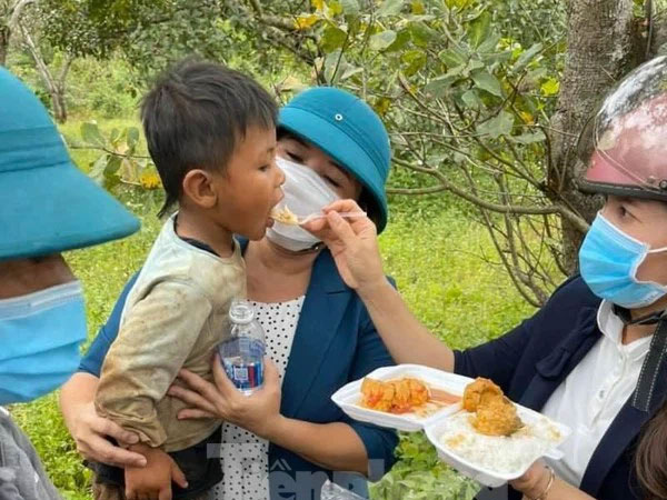 Bé 3 tuổi trốn trong bụi tre làm hơn 100 người xuyên đêm đi tìm