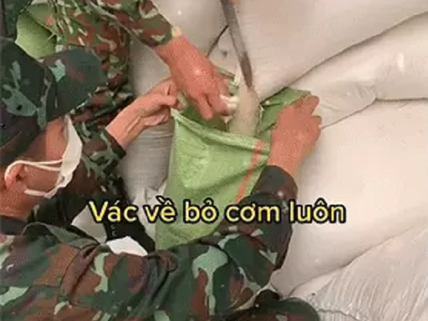 Một ngày vác tận 40 tấn gạo, mệt tới mức bỏ cơm nhưng các anh bộ đội vẫn cổ vũ mọi người bằng một câu cực ấm lòng