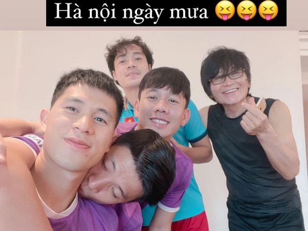 Đình Trọng đăng ảnh selfie nhắng nhít bên đồng đội, đáng chú ý là hành động 'xả vai' ông bố mạnh mẽ của Tiến Dũng